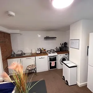 Comfortable Away From Home, Self Catering Flat, Town Centre, Free Parking Apartment Cheltenham